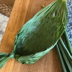 森に住むシュロの葉で籠つくり