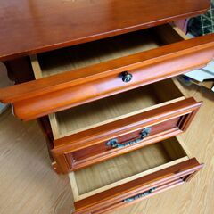 ベッド横チェスト（サイドテーブル）の画像