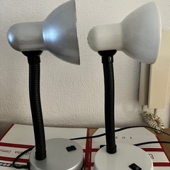 【無料】電気スタンド2台　照明　白とシルバーの画像