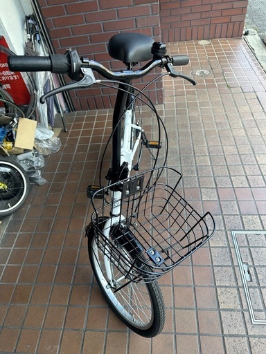 ★美品★20インチ　外装6段変速　カゴ付き折り畳み自転車　ホワイト