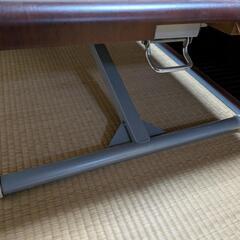 高さの変えられるテーブル（ディノス）の画像