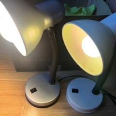 【無料】電気スタンド2台　照明　白とシルバーの画像