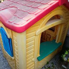 子供用　遊具　小部屋と滑り台の画像