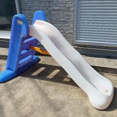 子供用　遊具　小部屋と滑り台の画像