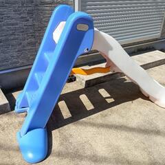 子供用　遊具　小部屋と滑り台の画像