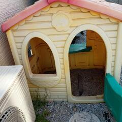 子供用　遊具　小部屋と滑り台の画像