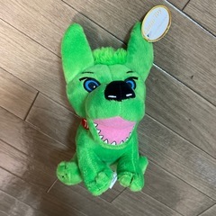 緑色の犬のぬいぐるみ タグ付き