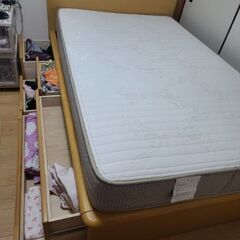 美品》セミダブルベッド かためのマットレス 5枚引き出し付き 大...