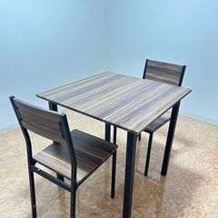 【 値下げしました！ 】ダイニングテーブル・椅子×2の画像