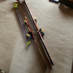 スキー 板、スティック、パンツの画像