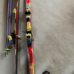 スキー 板、スティック、パンツの画像