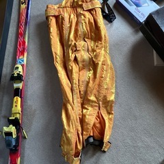 スキー 板、スティック、パンツの画像