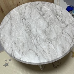 大理石調の丸テーブル