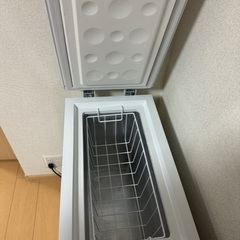 [山善] 冷凍庫 51L 上開き YF-C51(W) ホワイト 一人暮らし スリム 幅35.5cm 省エネ 家庭用の画像