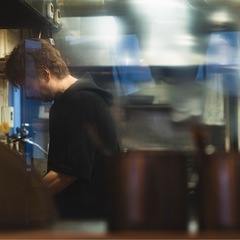 【店舗スタッフ】食券制だからレジ業務無し！提供・片付け・調理補助のシンプル作業◎の画像