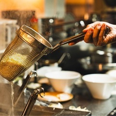 【店舗スタッフ】食券制だからレジ業務無し！提供・片付け・調理補助のシンプル作業◎の画像