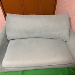 おしゃれな2人掛けソファ（グリーン色）の画像