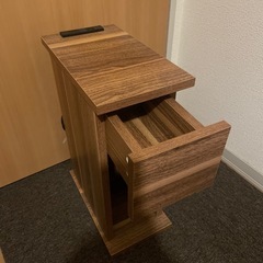 コンセント付　収納付きナイトテーブル　サイドテーブルの画像