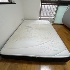 ダブルベッド マットフレーム付きの画像