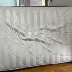 ダブルベッド マットフレーム付きの画像