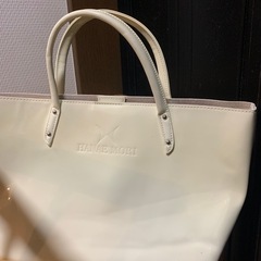 【お取引中】未使用 ハナエモリ　エナメル調アイボリーバック