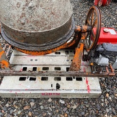 岩手県北上市　生コンミキサー モルタル攪拌機 コンクリートミキサー 中古現状　エンジン式 左官道具ミキサー 混錬機 かくはん機 動作良好　引き取り の画像