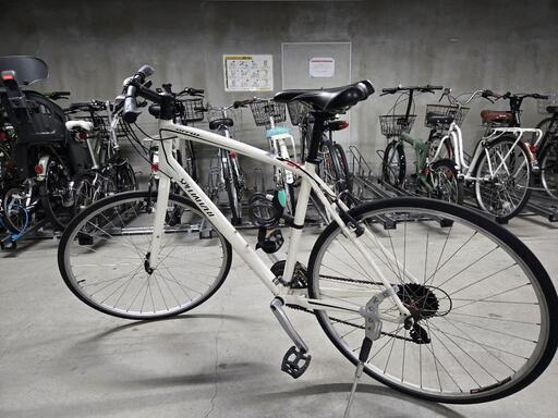 スペシャライズドの白のクロスバイクです。少し古いですが、丁寧