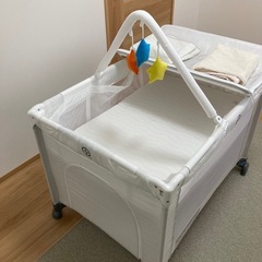 ベビーベッド、マットレス、防水パット2枚