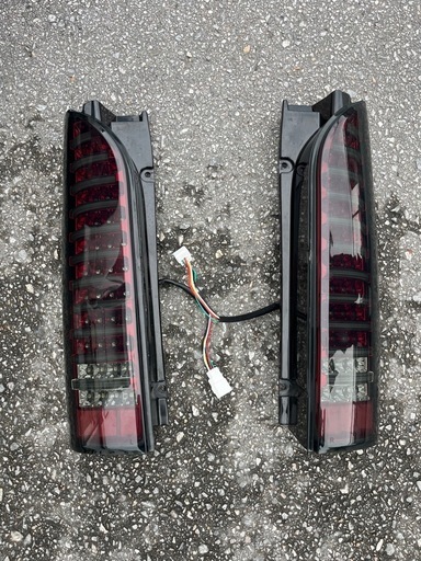 TOYOTA ハイエース　200系　テールランプ　ほぼ新品