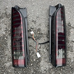 TOYOTA ハイエース　200系　テールランプ　ほぼ新品