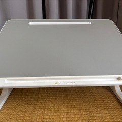 折りたたみテーブルの画像
