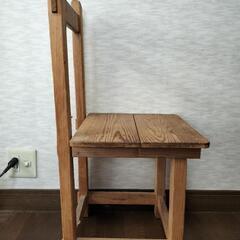 木製椅子の画像