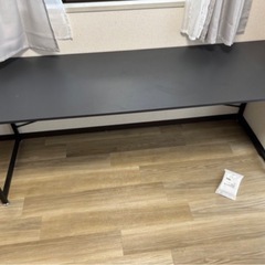 黒のシンプル作業台
