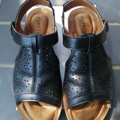 Risatel 黒のコンフォートサンダルの画像