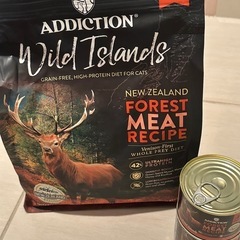 【022】キャットフード 1.8kg ＋ 缶詰の画像