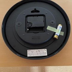 シンプルな黒いアナログ掛け時計の画像