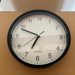 シンプルな黒いアナログ掛け時計の画像
