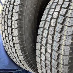 値段下げました！新品のイボホイール付き２本２１５／８５R１６です。