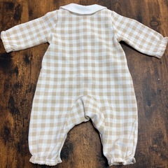 襟付き斜めチェック裏起毛カエルカバーオール　ブラウンベージュ　70センチ カバーオール 新生児服出産準備　赤ちゃん　女の子　袖フリルの画像