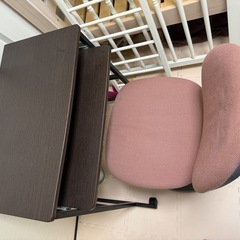 パソコンデスクと椅子セットの画像