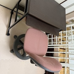 パソコンデスクと椅子セットの画像