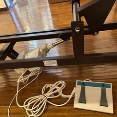 電動施術ベットの画像