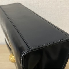 ブラック×ゴールド金具　レディース　レザー　ハンドバッグの画像