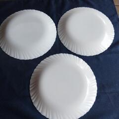フランス製iwaki ファミエット  白いお皿３枚まとめての画像