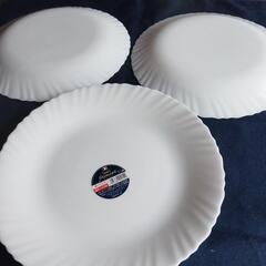 フランス製iwaki ファミエット  白いお皿３枚まとめての画像