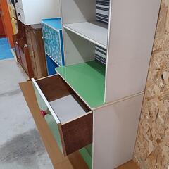 引き出し付き収納棚の画像