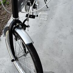6段ギアの折りたたみ自転車です。の画像