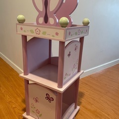 回るかわいい蝶々本棚