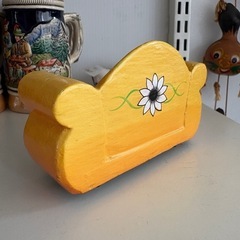 オレンジの花柄木製ミニソファの画像