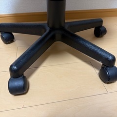 キャスター付き椅子の画像